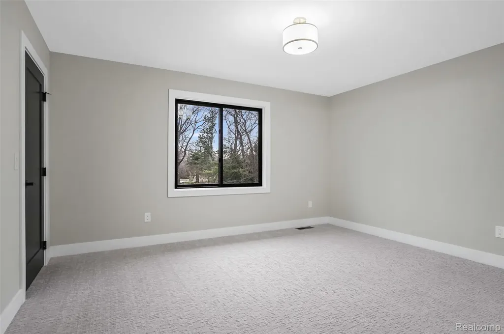31130 Lahser Beverly Hills Village MI 48025