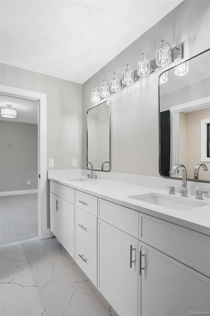 31130 Lahser Beverly Hills Village MI 48025