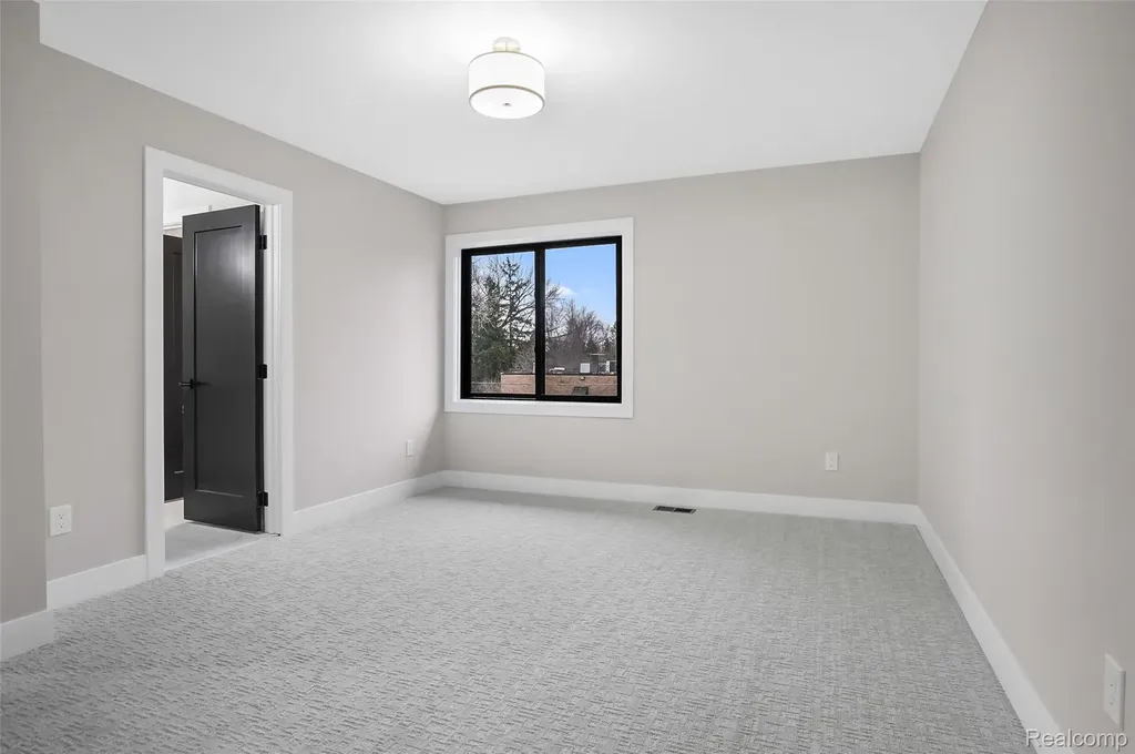 31130 Lahser Beverly Hills Village MI 48025