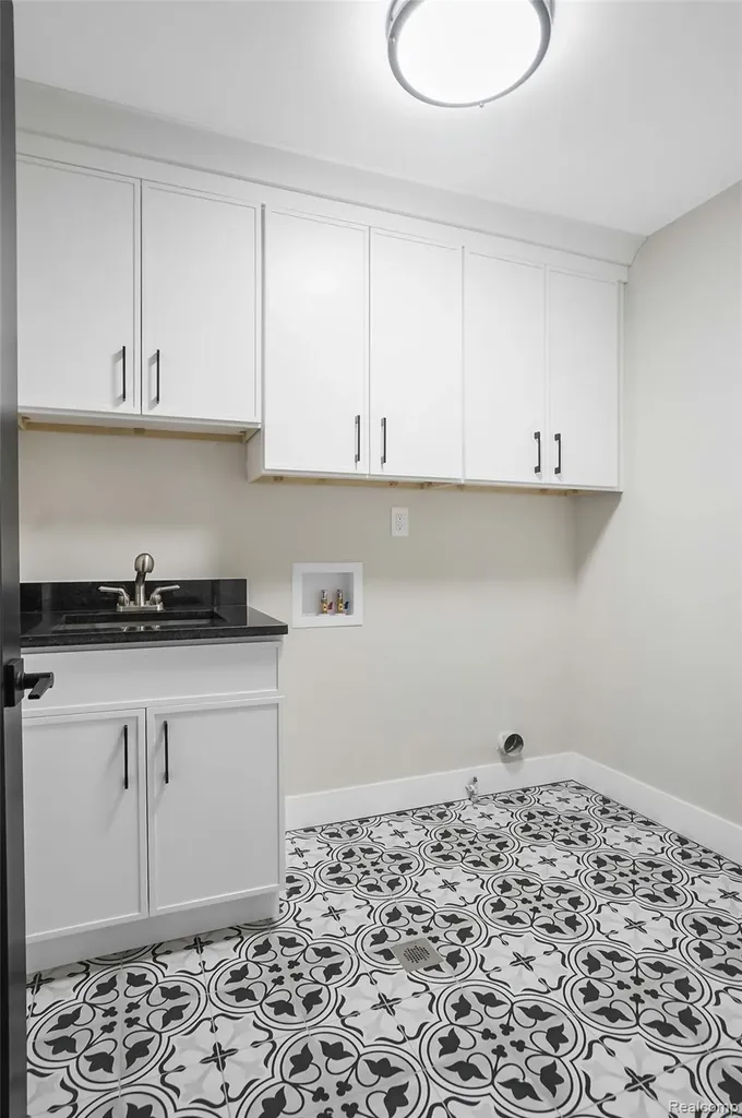 31130 Lahser Beverly Hills Village MI 48025