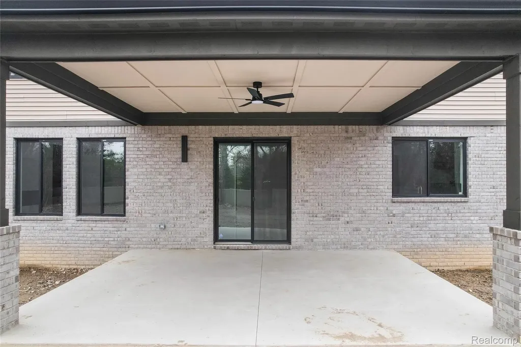 31130 Lahser Beverly Hills Village MI 48025