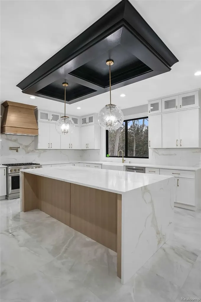 31130 Lahser Beverly Hills Village MI 48025