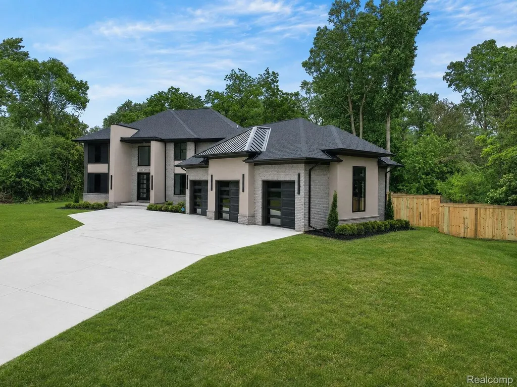 31130 Lahser Beverly Hills Village MI 48025