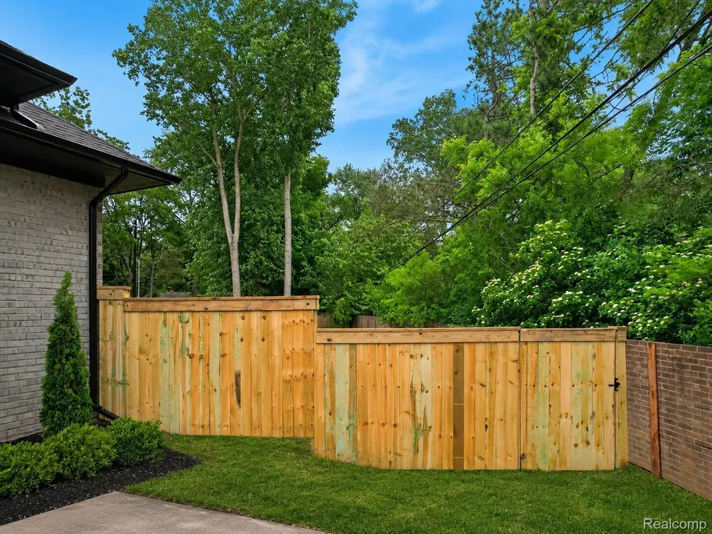31130 Lahser Beverly Hills Village MI 48025
