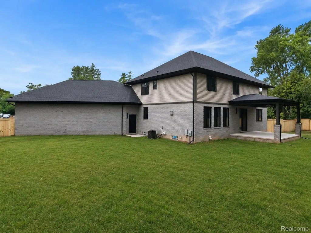 31130 Lahser Beverly Hills Village MI 48025
