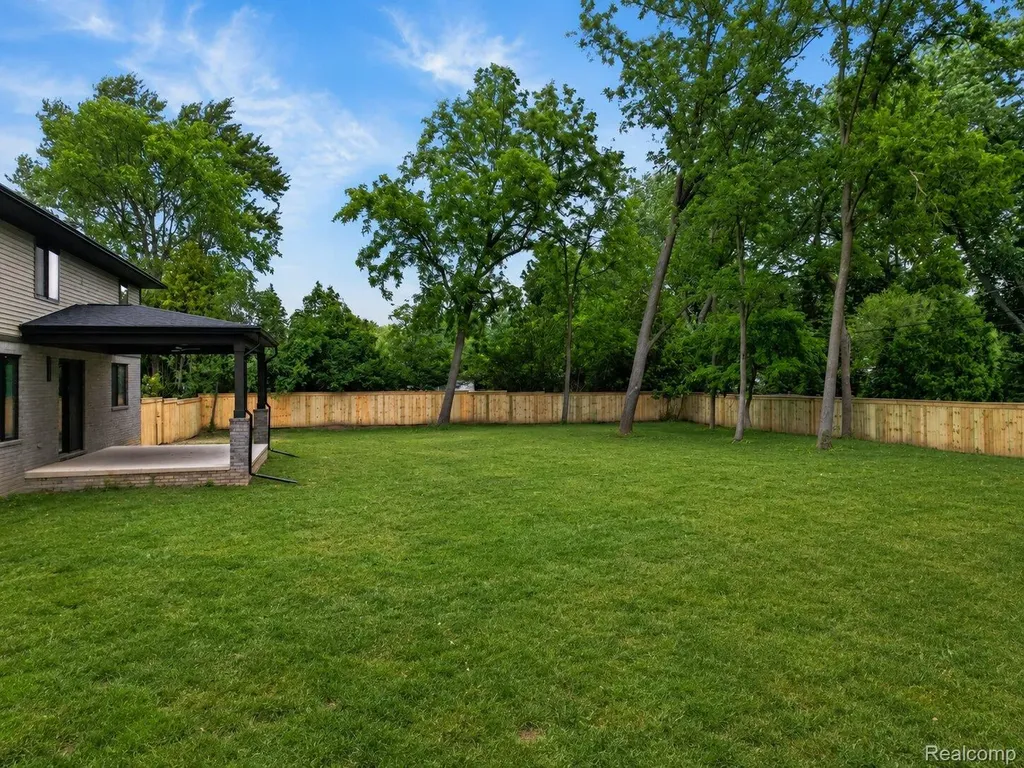 31130 Lahser Beverly Hills Village MI 48025