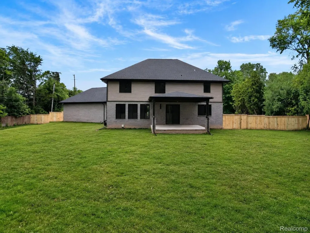 31130 Lahser Beverly Hills Village MI 48025