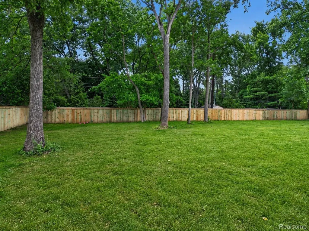 31130 Lahser Beverly Hills Village MI 48025