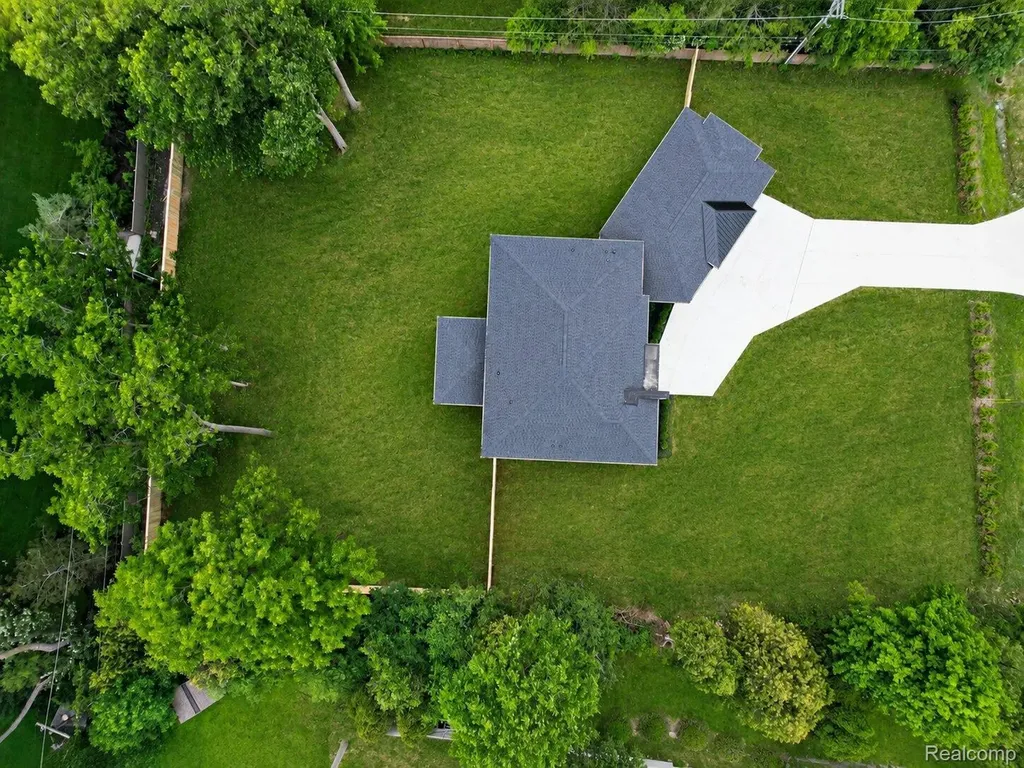 31130 Lahser Beverly Hills Village MI 48025