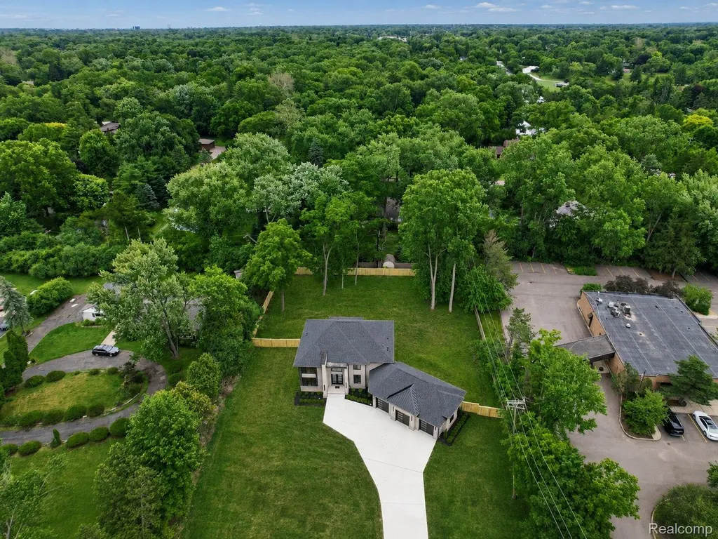 31130 Lahser Beverly Hills Village MI 48025