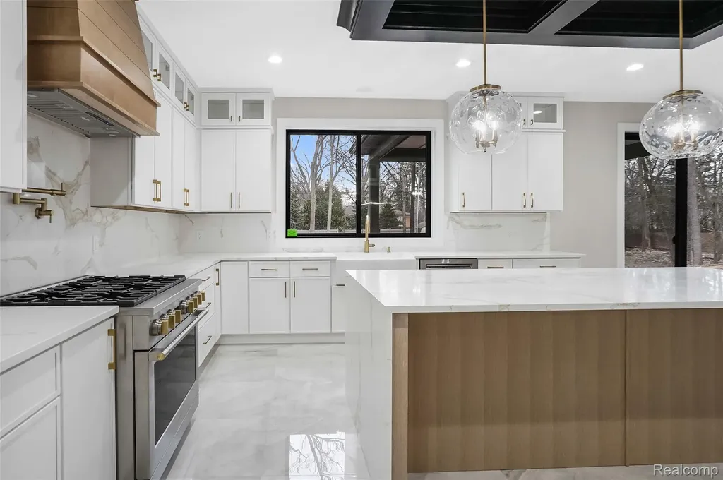 31130 Lahser Beverly Hills Village MI 48025