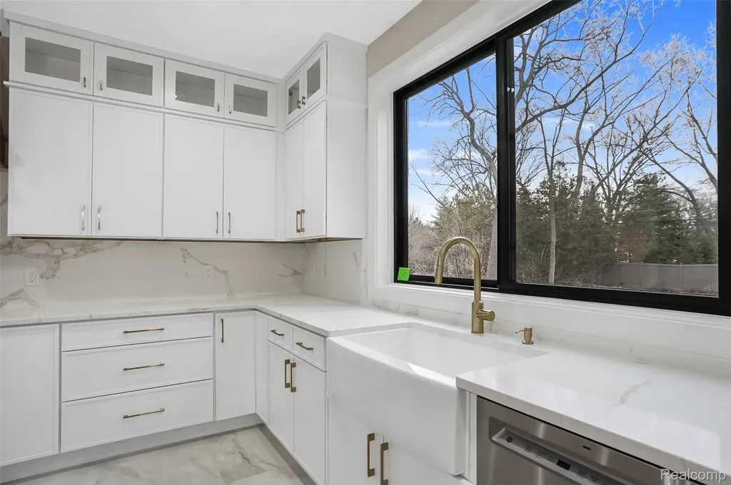 31130 Lahser Beverly Hills Village MI 48025