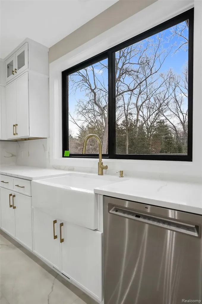 31130 Lahser Beverly Hills Village MI 48025
