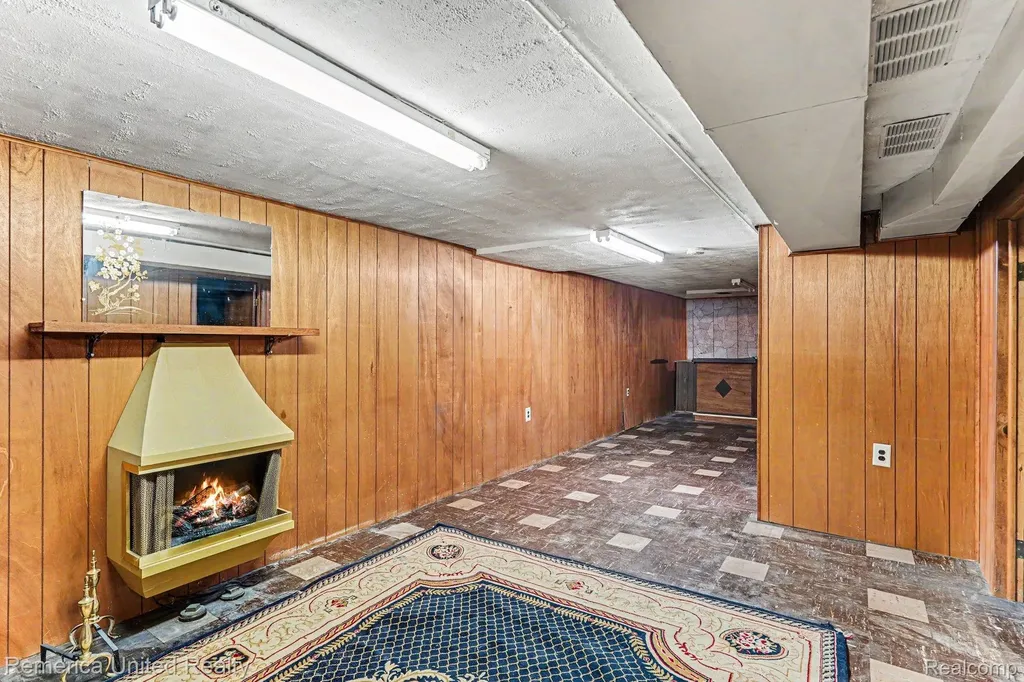 19044 Hillcrest Street Livonia City MI 48152