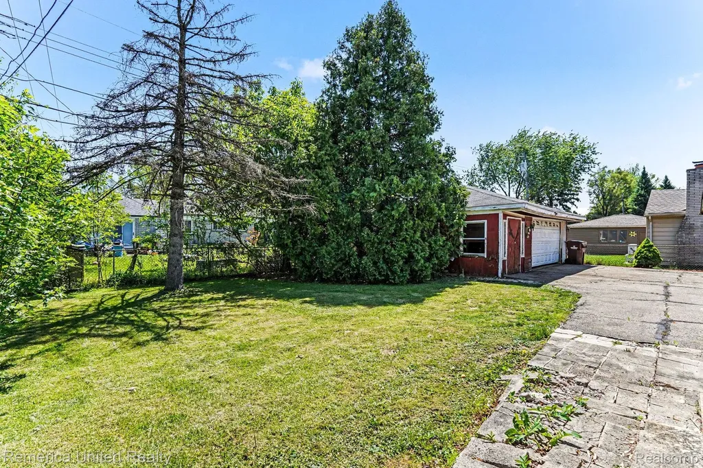19044 Hillcrest Street Livonia City MI 48152