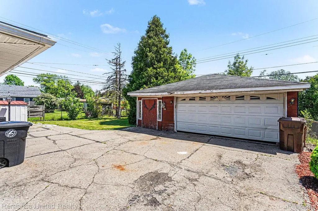 19044 Hillcrest Street Livonia City MI 48152