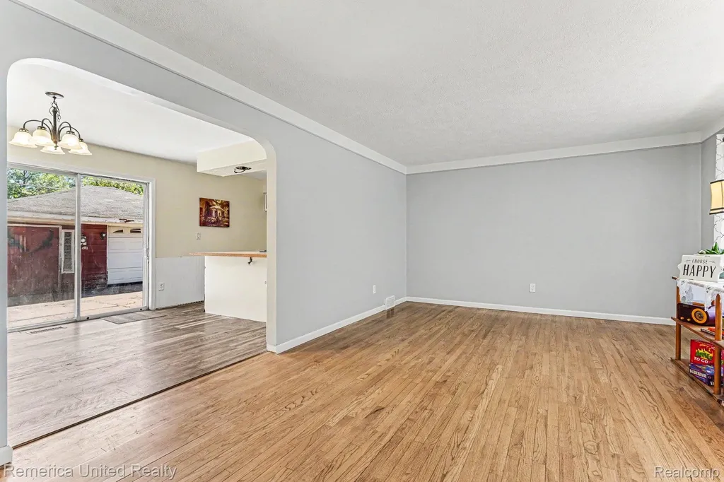 19044 Hillcrest Street Livonia City MI 48152