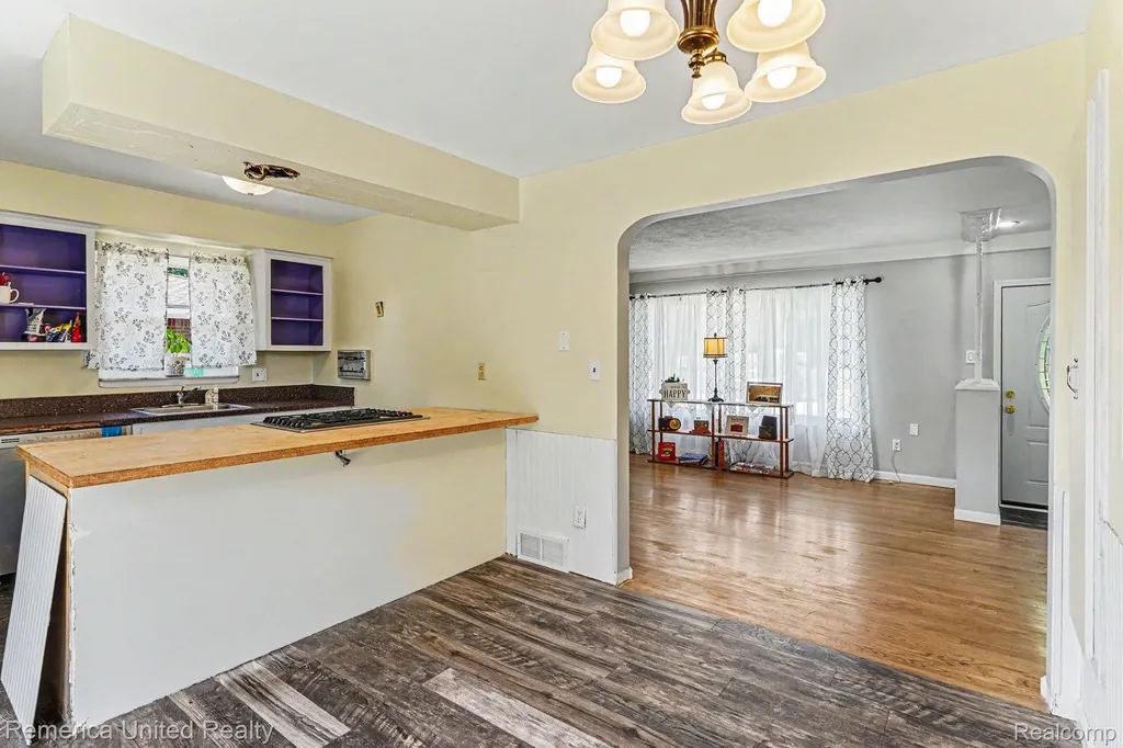 19044 Hillcrest Street Livonia City MI 48152