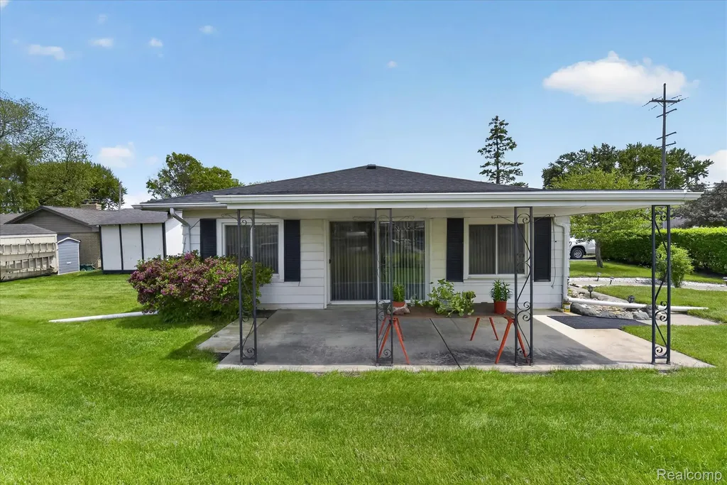 29886 Pointe Drive Gibraltar City MI 48173