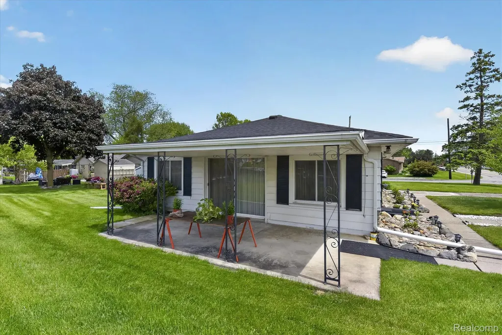 29886 Pointe Drive Gibraltar City MI 48173