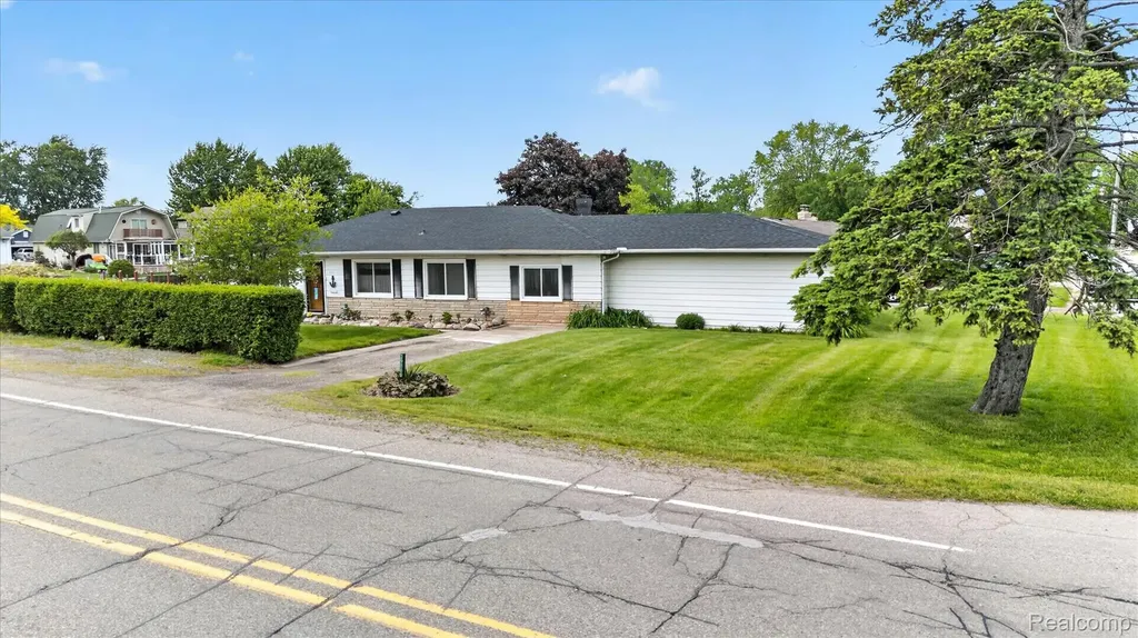29886 Pointe Drive Gibraltar City MI 48173