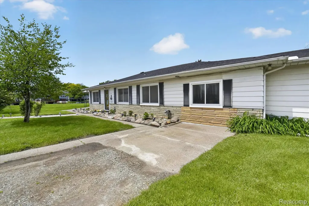 29886 Pointe Drive Gibraltar City MI 48173
