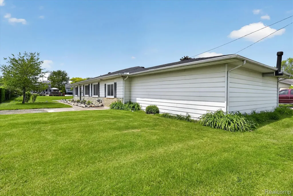 29886 Pointe Drive Gibraltar City MI 48173