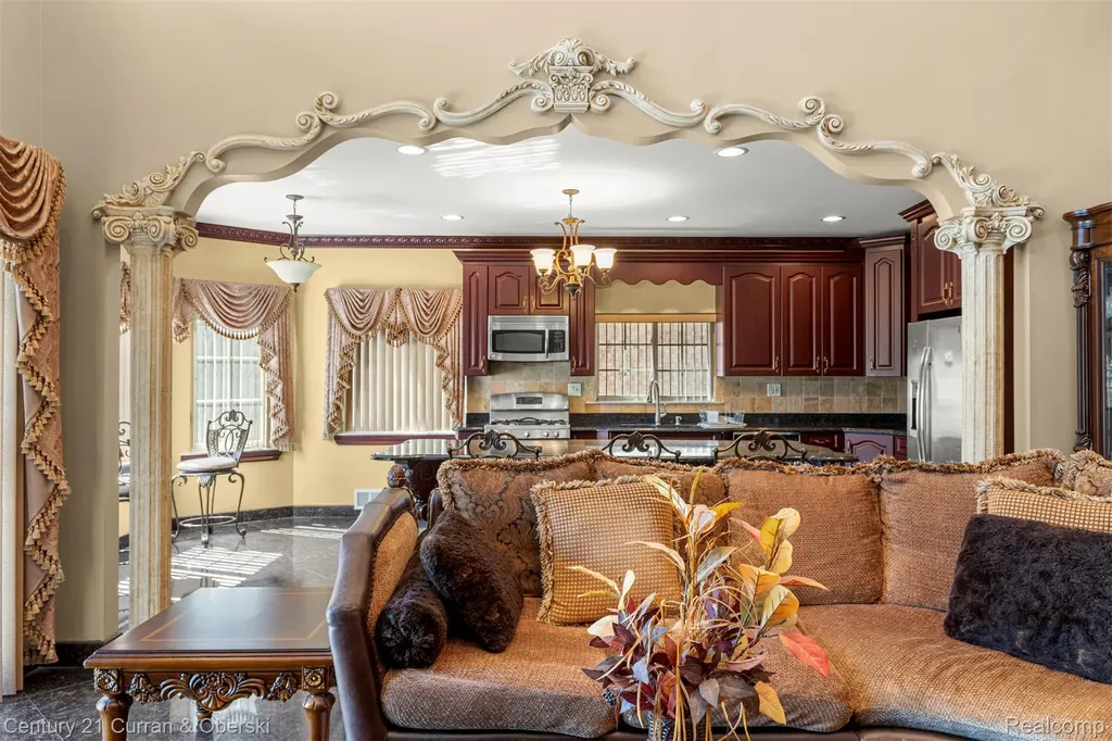 6318 Whitefield Street Dearborn Heights City MI 48127