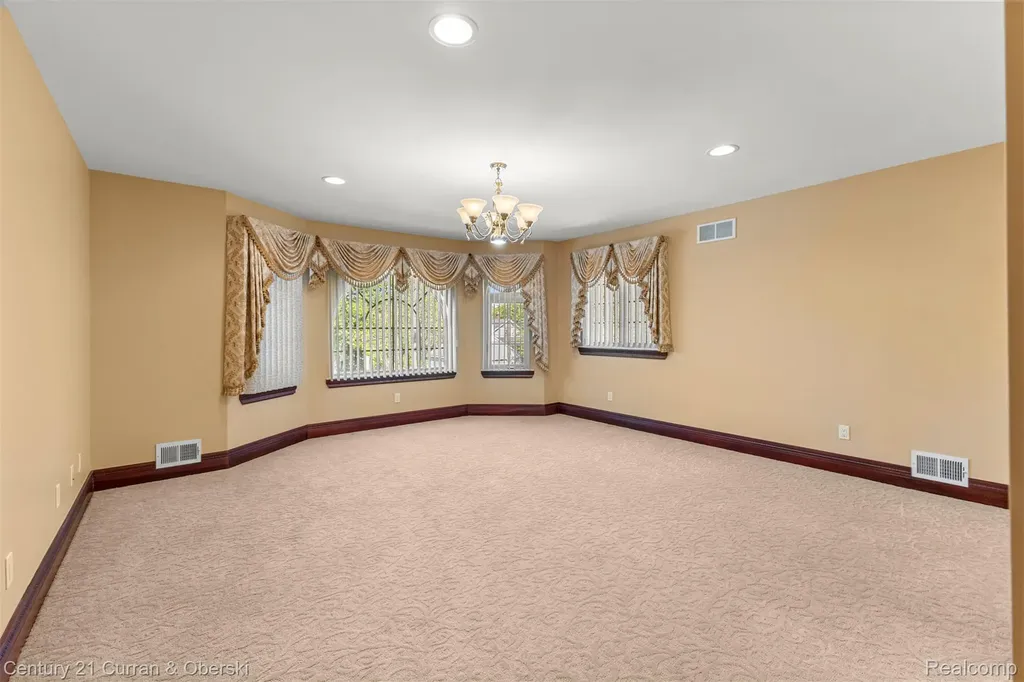 6318 Whitefield Street Dearborn Heights City MI 48127