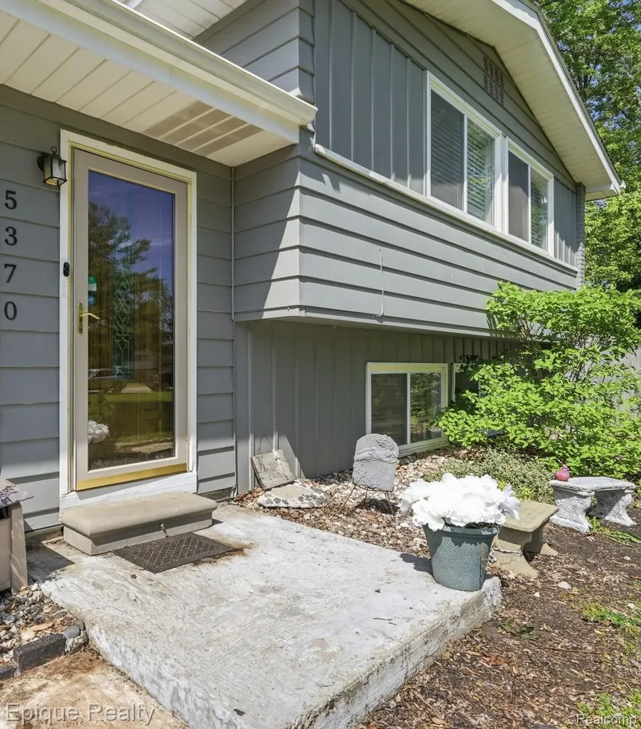 5370 Oaktree Court Flint Charter Township MI 48532