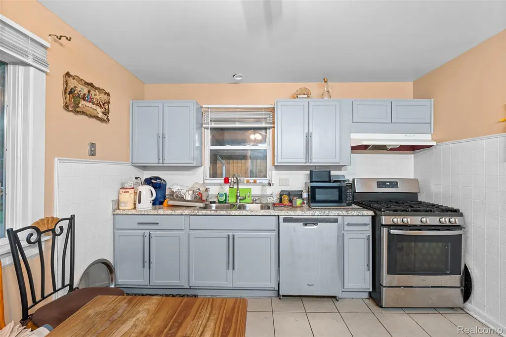 1579 Dulong Avenue Madison Heights City MI 48071