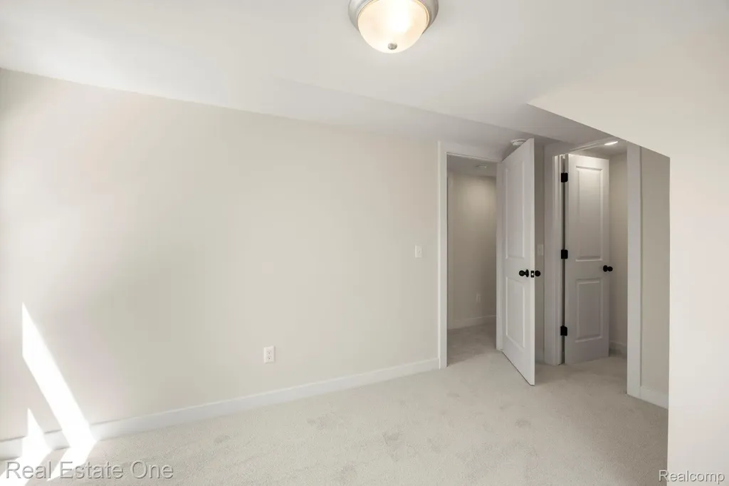 3200 Hessel Avenue Rochester Hills City MI 48307