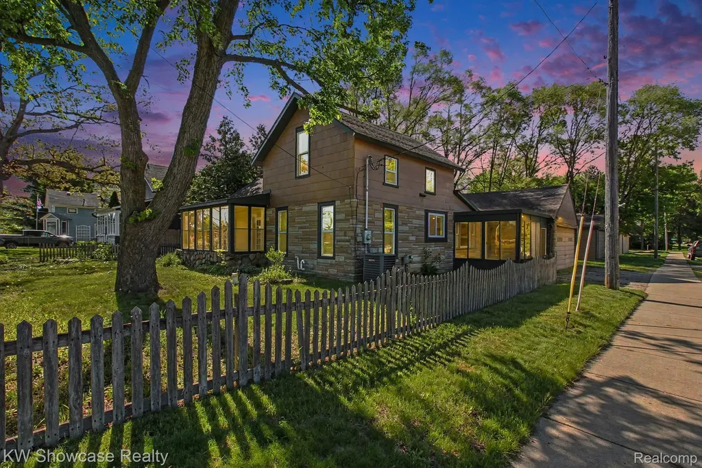 349 W Livingston Road Highland Charter Township MI 48357