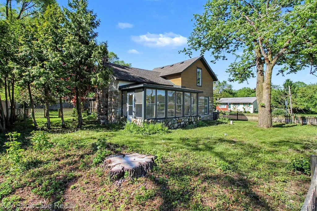 349 W Livingston Road Highland Charter Township MI 48357