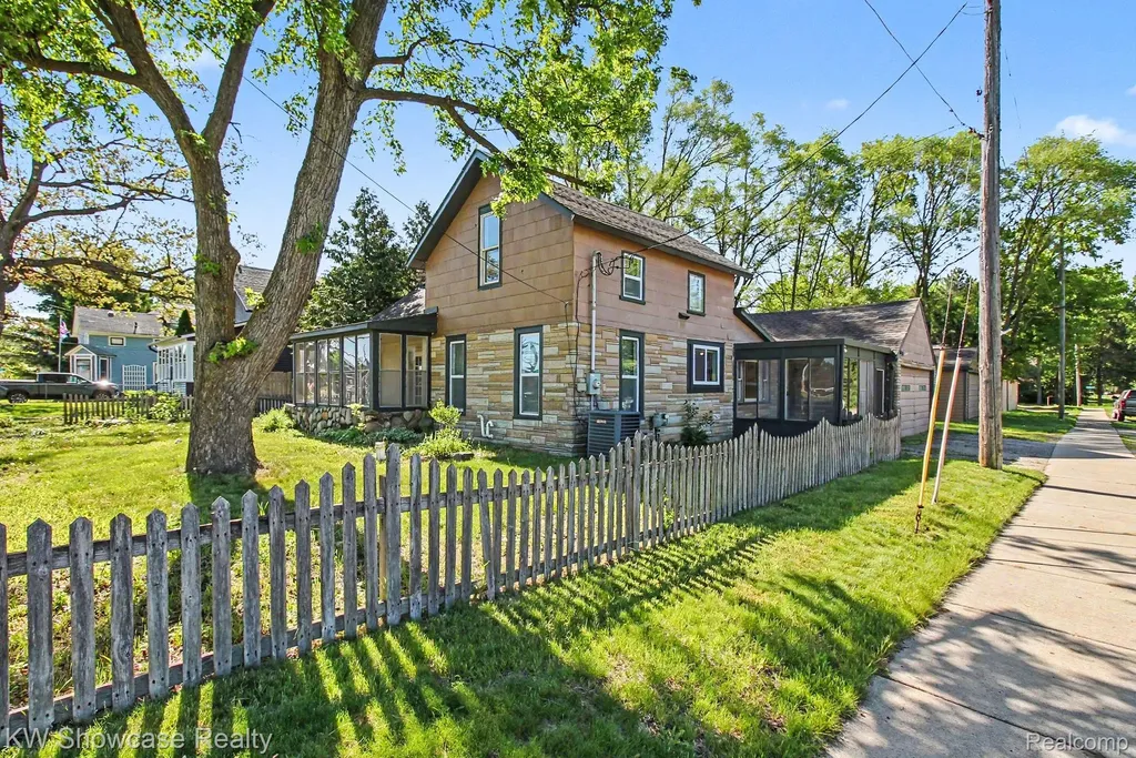349 W Livingston Road Highland Charter Township MI 48357