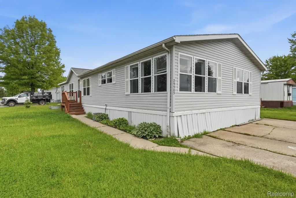 29585 Cambridge Court Chesterfield Township MI 48051