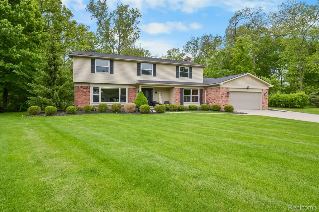 26060 Hidden Lane Grosse Ile Township MI 48138