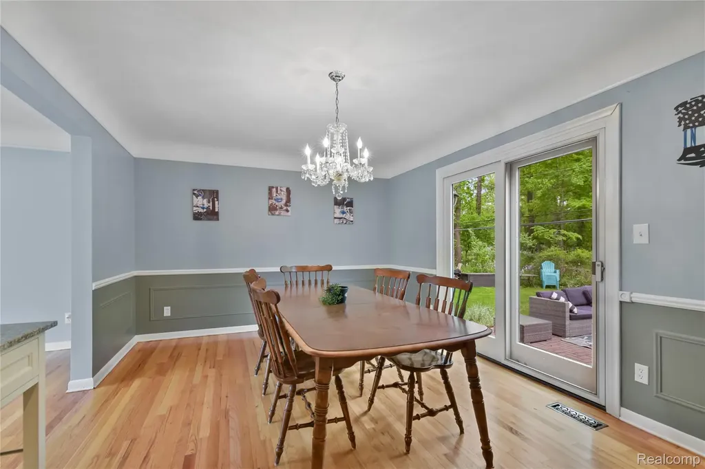 26060 Hidden Lane Grosse Ile Township MI 48138