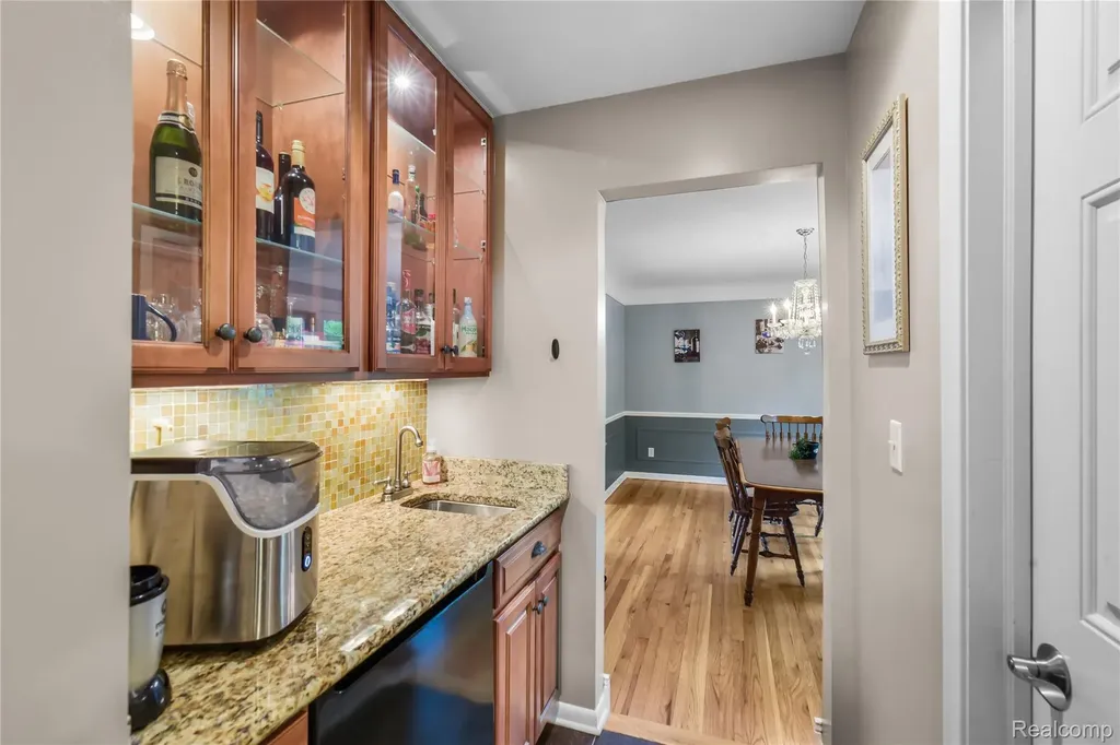 26060 Hidden Lane Grosse Ile Township MI 48138