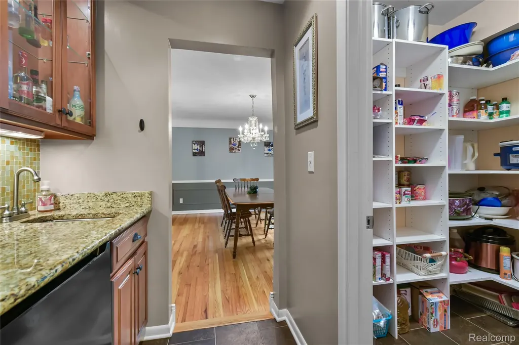 26060 Hidden Lane Grosse Ile Township MI 48138