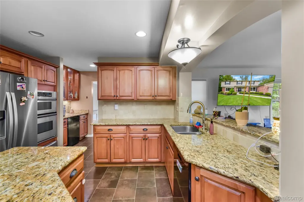 26060 Hidden Lane Grosse Ile Township MI 48138
