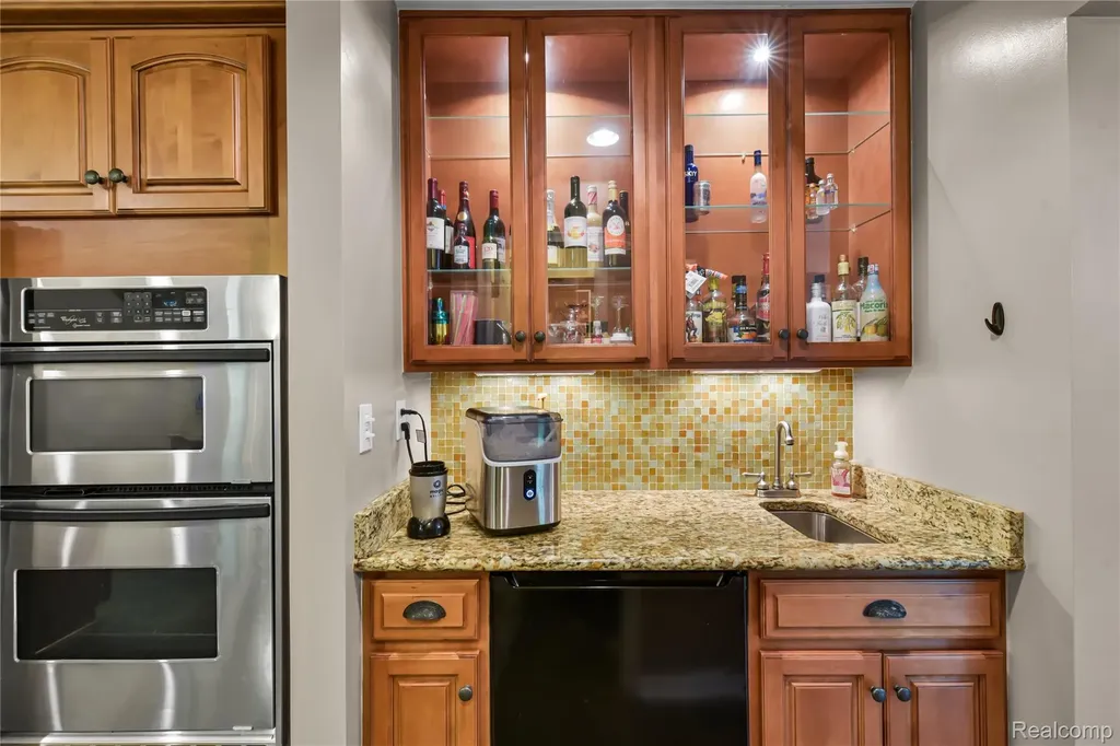 26060 Hidden Lane Grosse Ile Township MI 48138