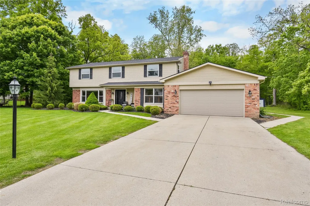 26060 Hidden Lane Grosse Ile Township MI 48138
