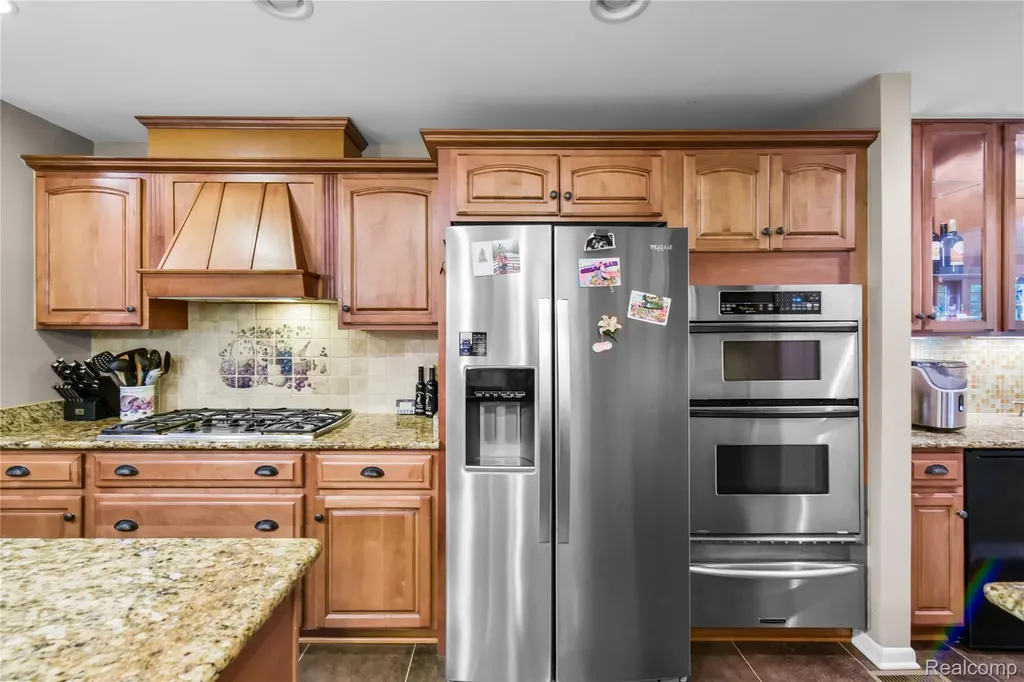26060 Hidden Lane Grosse Ile Township MI 48138