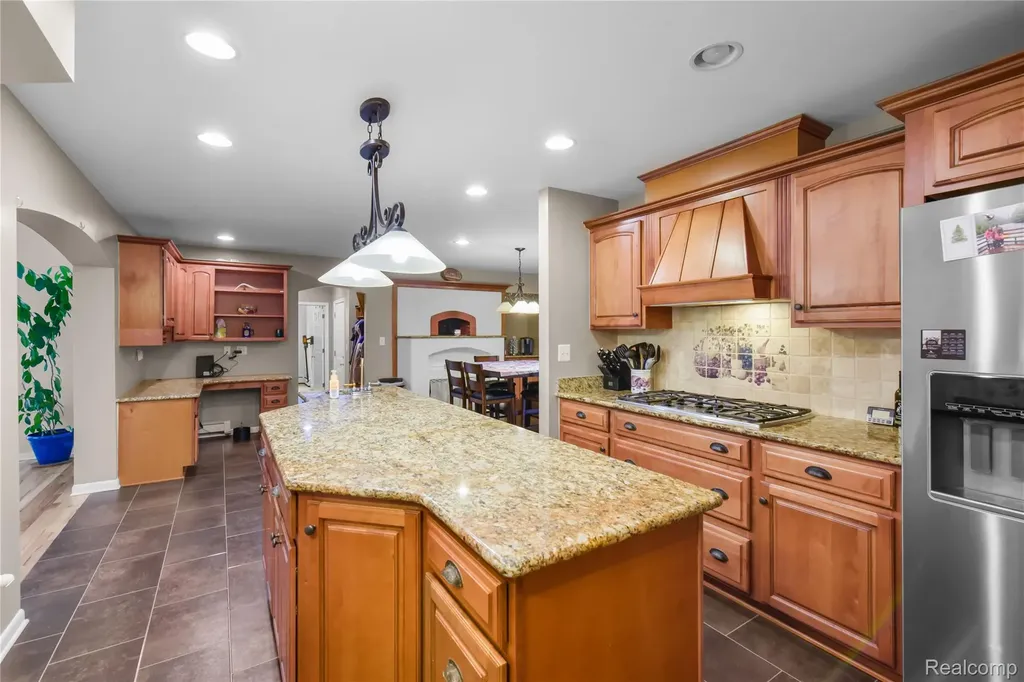 26060 Hidden Lane Grosse Ile Township MI 48138