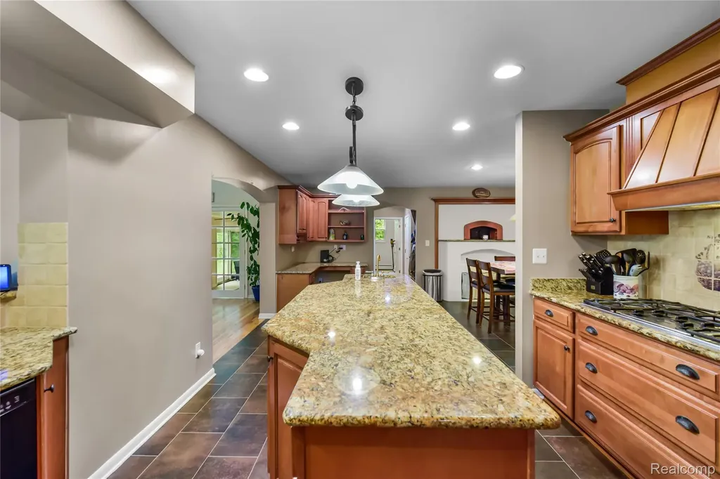 26060 Hidden Lane Grosse Ile Township MI 48138