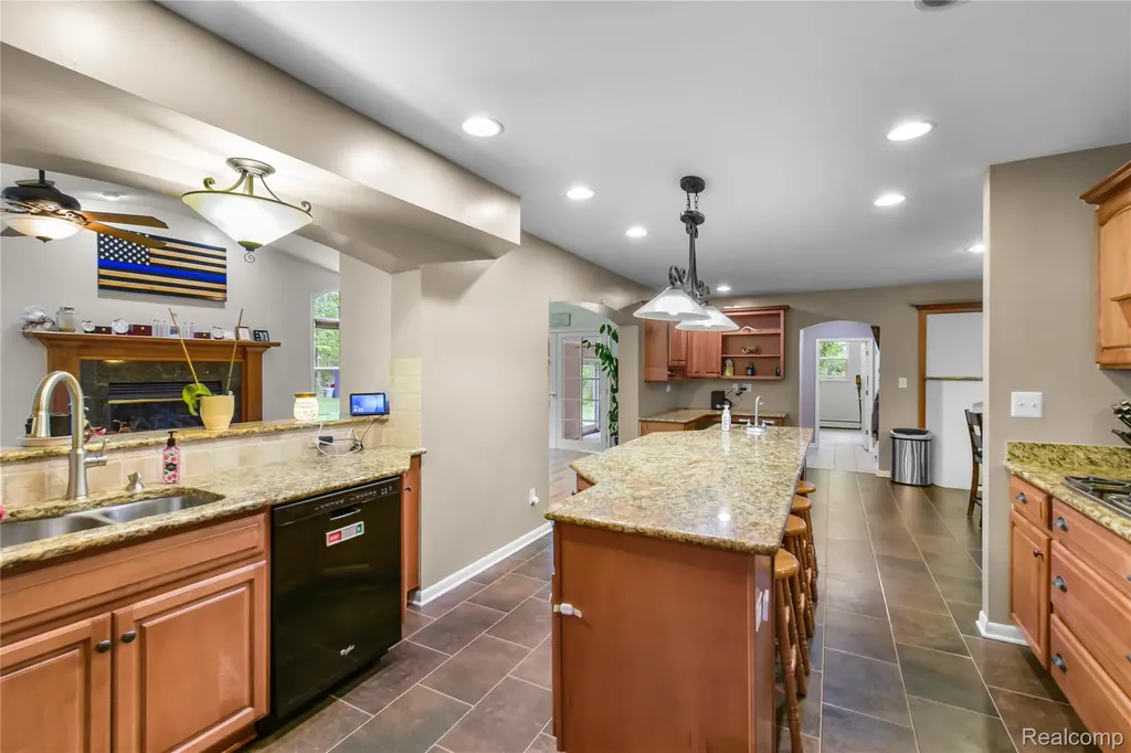 26060 Hidden Lane Grosse Ile Township MI 48138