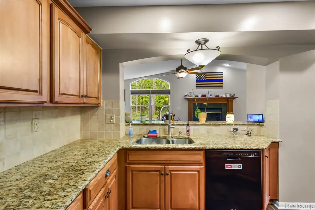 26060 Hidden Lane Grosse Ile Township MI 48138