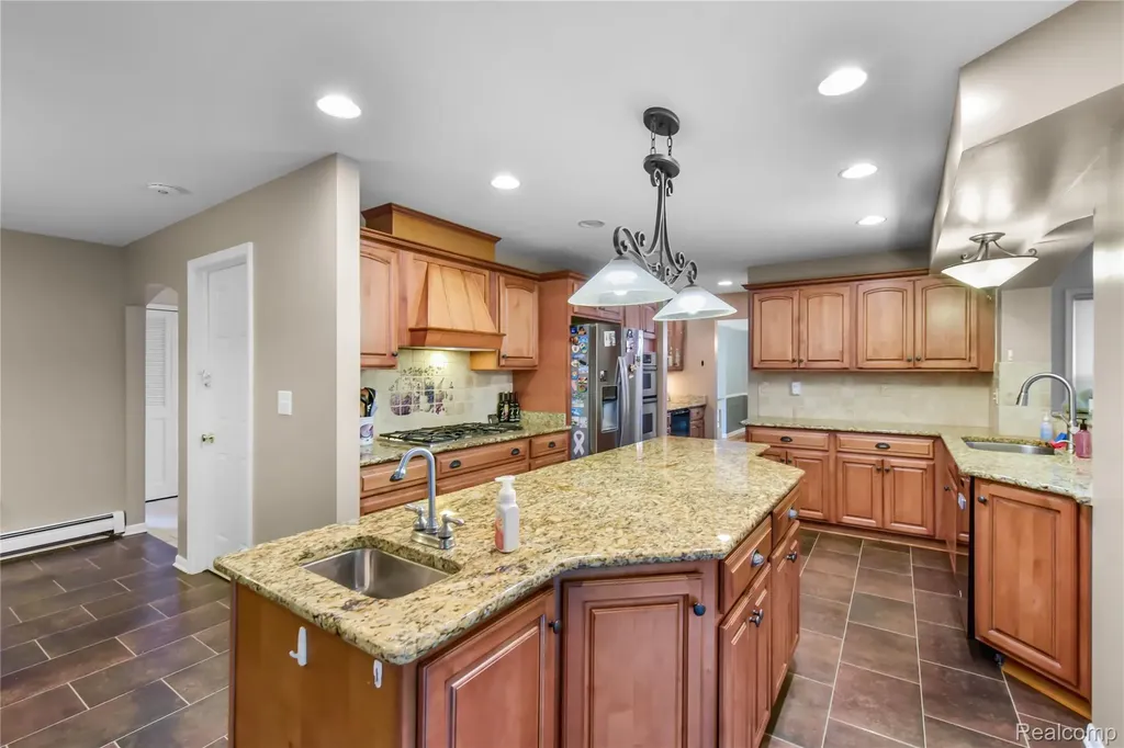 26060 Hidden Lane Grosse Ile Township MI 48138
