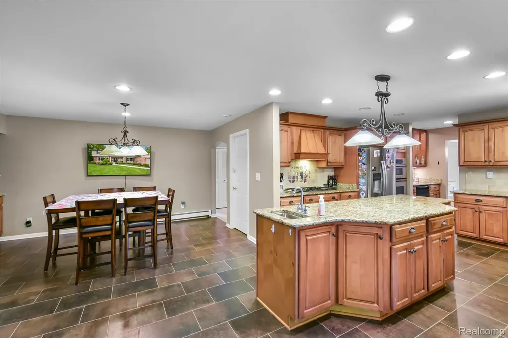 26060 Hidden Lane Grosse Ile Township MI 48138